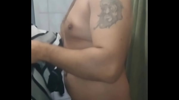 Gaucholuiz masturbating in the bath until he comes - Gaucholuiz and Santinha Safadinha