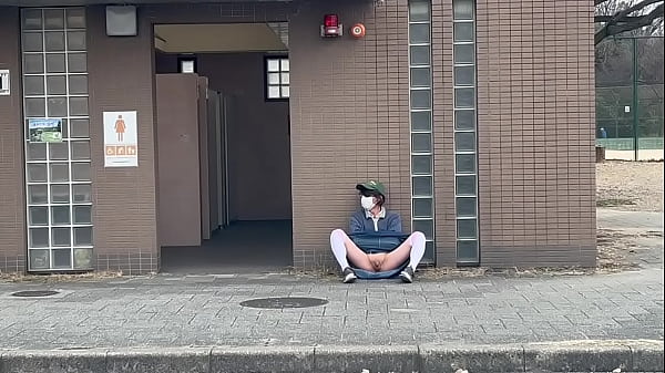 女装子まゆちゃんが公園駐車場のトイレ前でロング...