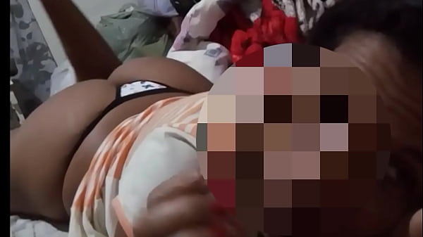 Mulher bate uma punheta pro motorista do uber
