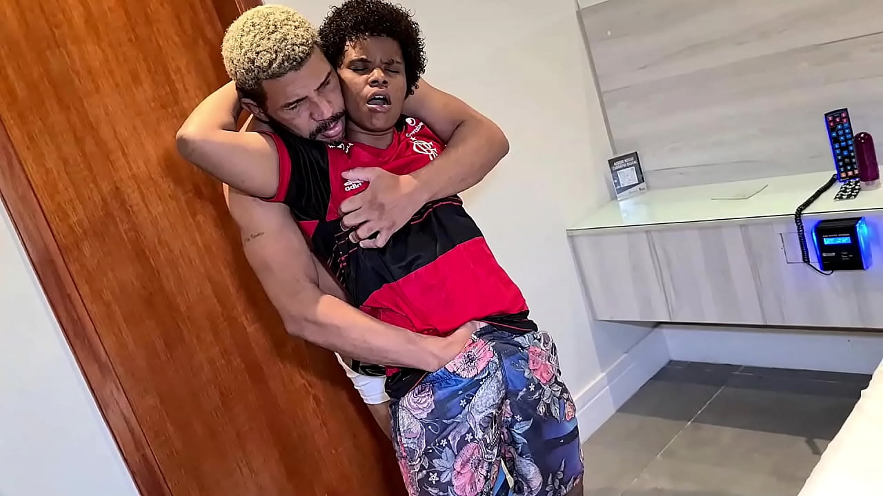 Primera vez en el porno del hombre trans Kauan Gabriel le dio el coñito apretado, lo tomó por el culo y bebió leche follando con Ogre
                    anal brazilian doggystyle boquete reality tight ass amador cum on mouth anal sex ass fuck tight pussy swallow cum anal amador homem trans first time on porn estreia no porno man trans transexual man muchos negros