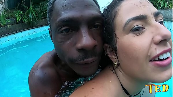 Download Video - Cibele Pacheco dando aula de boiar para o negr&atilde;o - Higor Negr&atilde;o