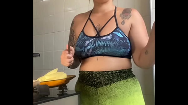 MARRIED WOMAN RECORDS COOKING VIDEOS ON THE INTERNET BUT IN REALITY SHE JUST WANTS TO SHOW HER PUSSY