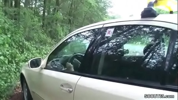 Download Video - MILF Taxifahrerin leasst sich von Kunden im Auto ficken
