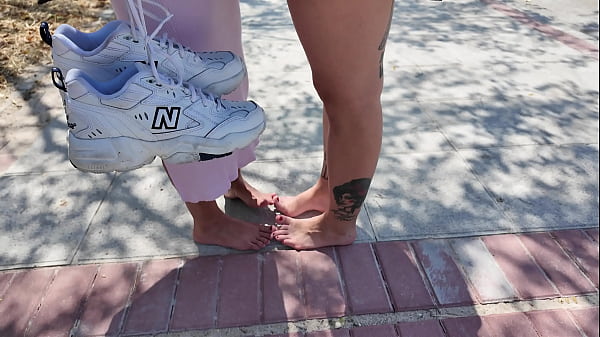 REBECA Y CRIS SE CHUPAN LOS PIES EN LA CALLE