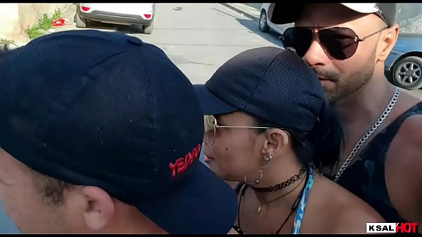 Download Video - Ksal hot vai para praia curtir um lual&comma; e acaba tudo com muita putaria e gang bang&comma; chegando em casa  a safada da Danny hot pedi mas piroca no teu cuzinho&comma; e leva mais um amigo