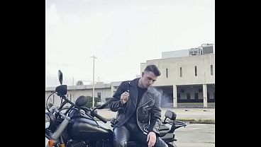 Rauchender motorrad junge