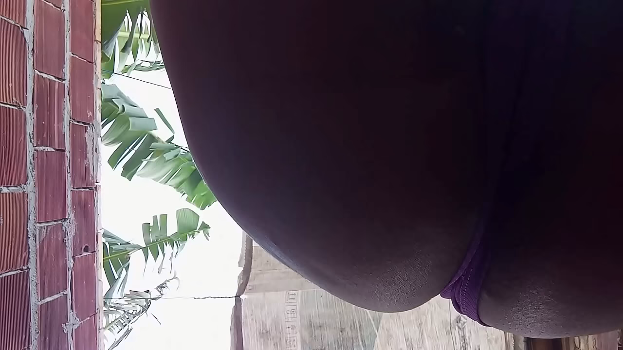 crente safada exibe as tetas enormes e gostosas ao ar livre