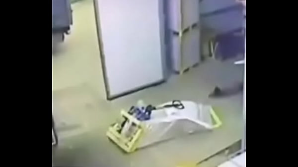 Novinha safada enfiando consolo na bucetinha