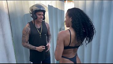 Download Video - Morena safada deu encima do moto Uber durante a viagem e comeu ela encima da moto no quinta da casa dela