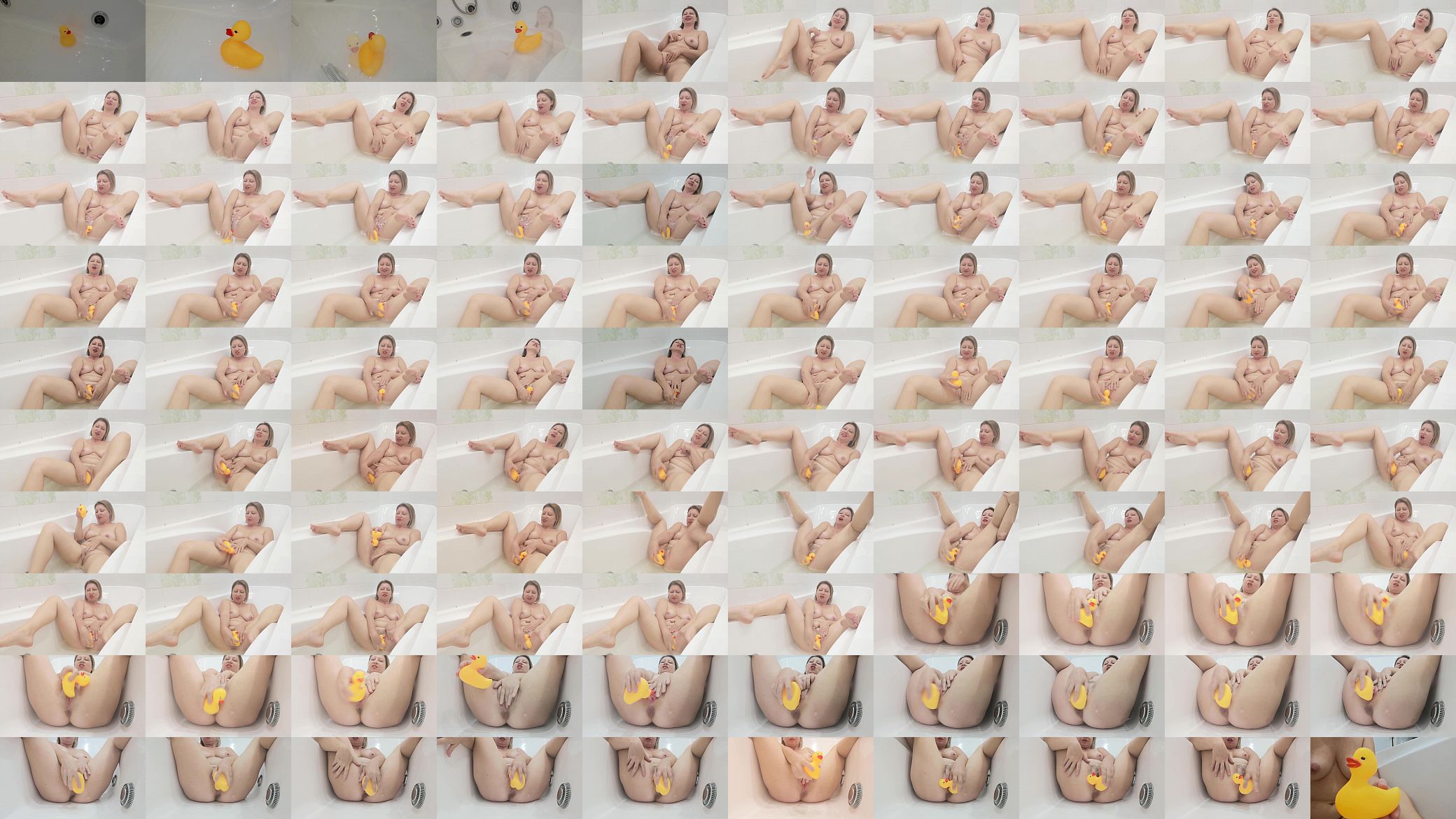 Playing in the bathroom with rubber duck 预览图