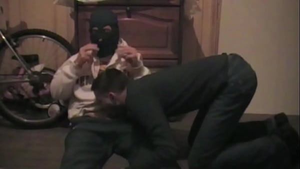 inocente twnk francês usado áspero por gangster com máscara