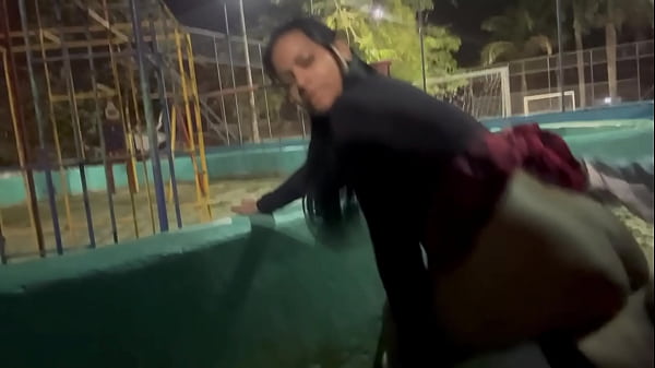 Preta saiu brava de casa e foi pra rua quando a...