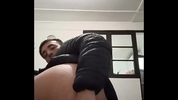 Menino brinca com seu pepino enorme