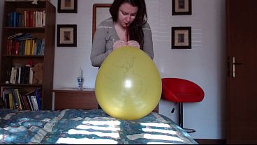 BIG YELLOW LOONER: Nicoletta&rsquo;s High-Pressure Game on Latex