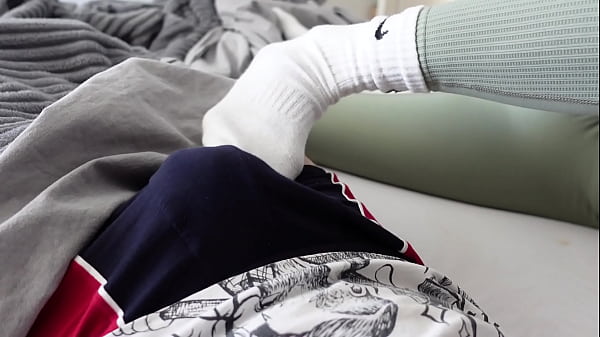 FOOTJOB! HIS DICK LOVES MY FEET! POV 4K
