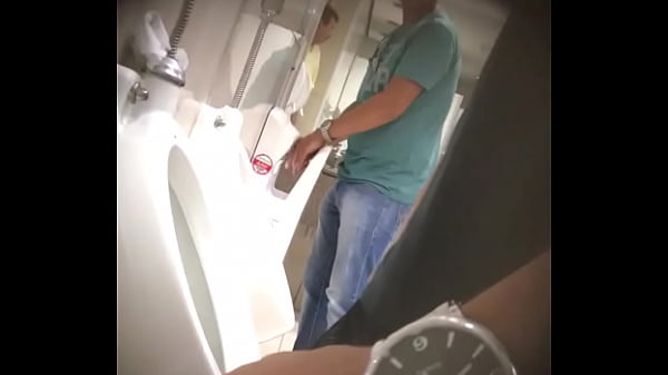 Download Video - H&eacute;tero cafucu enrustido Banheirao