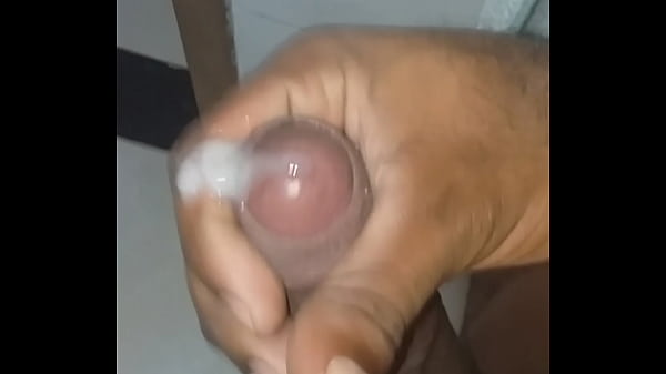 Punheta de magrugada com direito a gozada