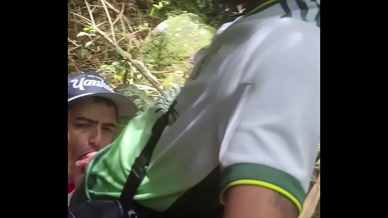 EL MARIDO DE MI VECINA ME FOLLA MIENTRAS FUMA