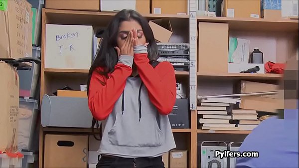 Spicy Latina shoplifter blows security guard