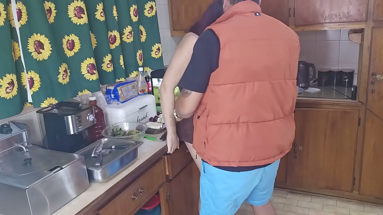 Hot girlfriends bends over and lets me fuck her while she makes dinner