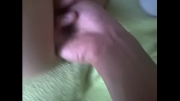 I stick my fingers to the skinny girl and she pees