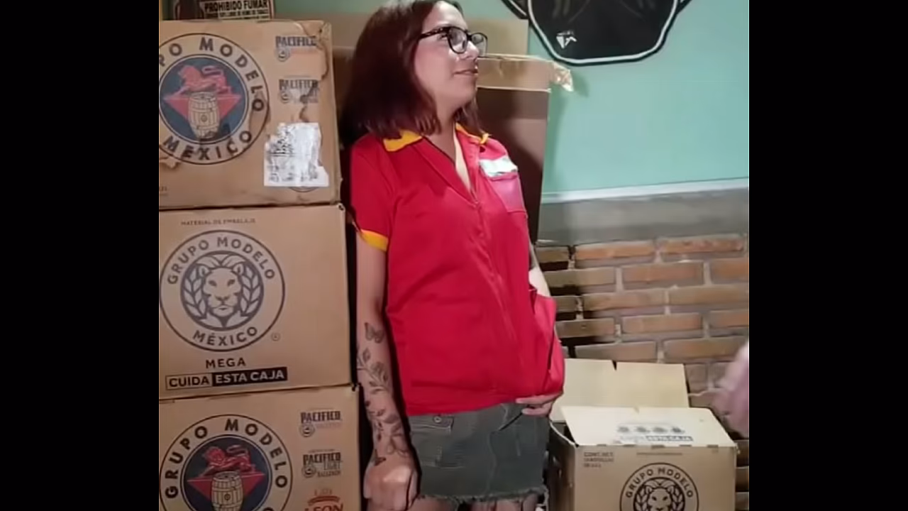 Una empleada de tienda coge con su jefe a cambio de un permiso