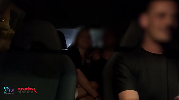 寝取られ男が運転している間、私が後部座席で追っ手と何をしたか知っていますか?