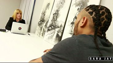サラ・ジェイがもっと欲しがってひざまずいている間、彼女の口はマカナ・マンのペニスを咥えている！
