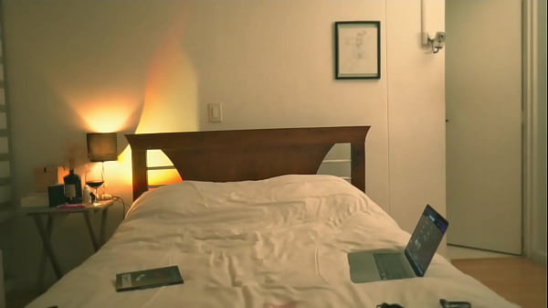 Una morena colombiana se excita con un masaje en los pies. Cada caricia la enciende hasta llevar sus dedos entre las piernas y acabar rendida al placer.