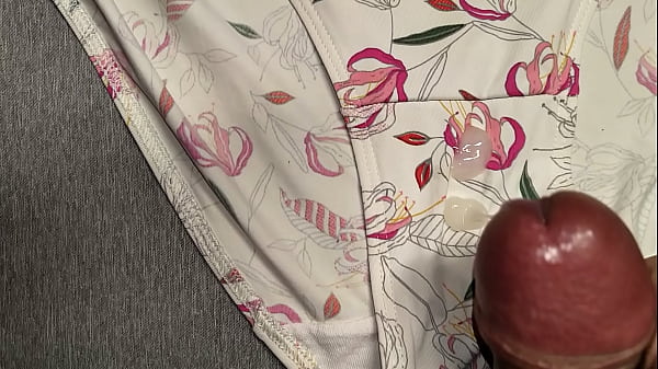 Me vine sobre los calzones blancos de flores de...