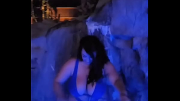 Tetona sexy en la Piscina