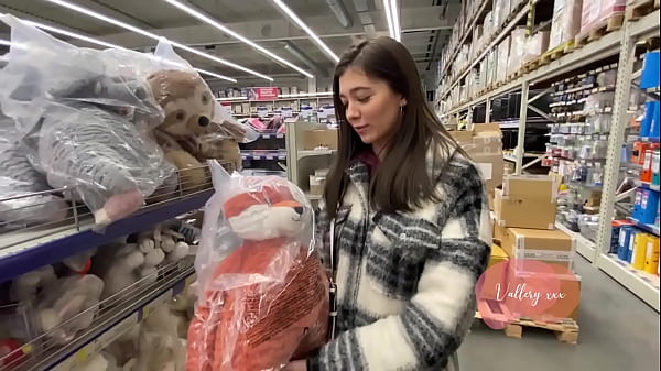 took off a whore in a store and gave it to her mouth in the toilet