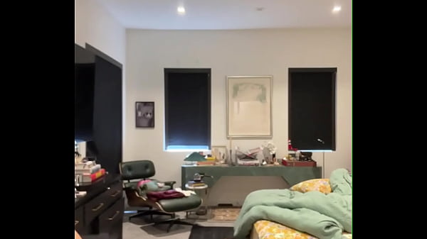 Nagy seggű fekete nő kényezteti magát bikinis testével