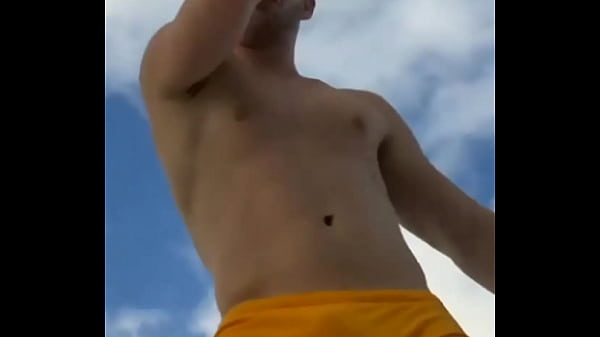 Klébio Ladies En Maillot De Bain Marquant La Bite