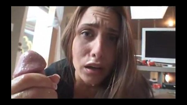 Sœur A Attrape En Train De Se Masturber Et Lui A Fait Une Pipe