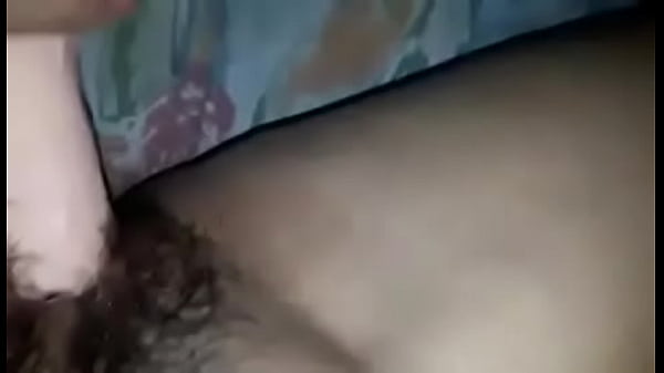 Ella juega