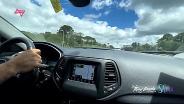 Chupei a gostosa da Ana Brazilian Hotwife no carro at&eacute; ela gozar na minha boca