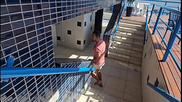 Conheceu um h&oacute;spede do hotel na piscina e levou...