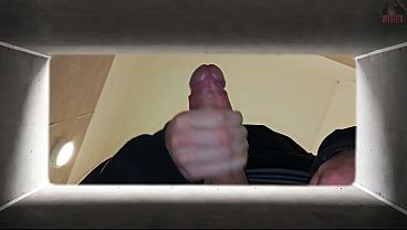 ゴミ箱に隠れて、私が自慰行為をするのを見ているの？