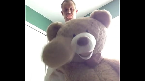 Sissy En Couches Abdl Dans Une Jolie Robe Rose Avec Ours En Peluche