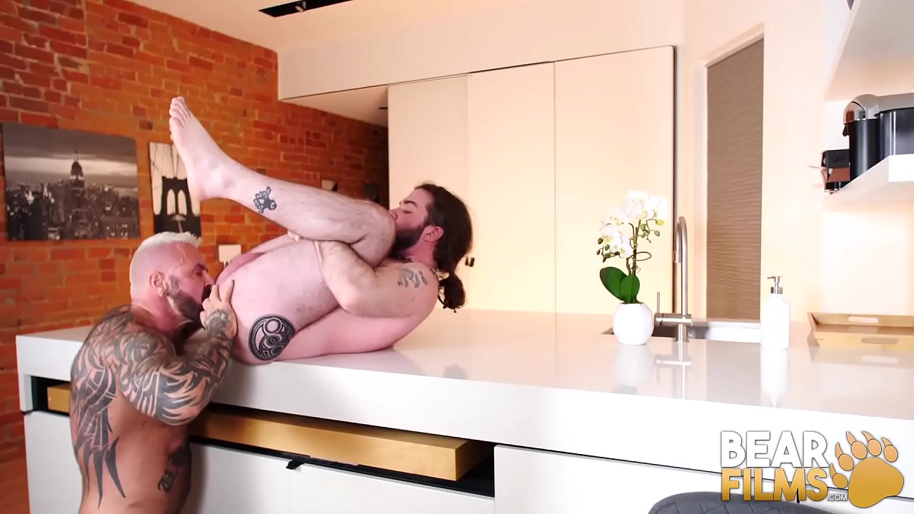 BEARFILMS Cub Jeremy Feist Peludo Agujero Penetrado Por Un Papi Entintado
                    blowjob riding tattoo hairy gay muscle stud piercings bareback bear rimming big cock big dick cub bearfilms marc angelo jeremy feist muchos negros