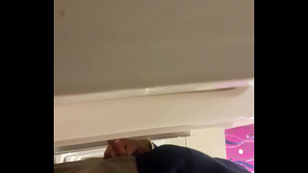 Download Video - Paja en el ba&ntilde;o del casino