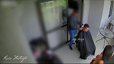 Download Video - Corno do meu marido chamou um barbeiro e eu como uma verdadeira puta recebi ele de biqu&iacute;ni min&uacute;sculo e transparente