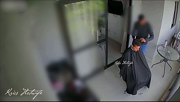 私の夫、つまり浮気男は床屋を呼び、私は真の尻軽女のように、小さくて透け透けのビキニ姿で彼を出迎えた。