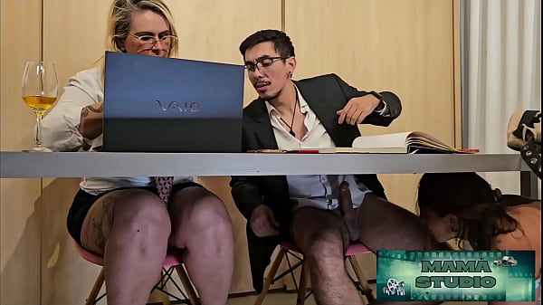 Download Video - Mama Studio em&colon; Sexo no escrit&oacute;rio de baixo da mesa