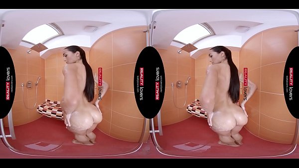 RealityLovers - Shower Allurement with Anna