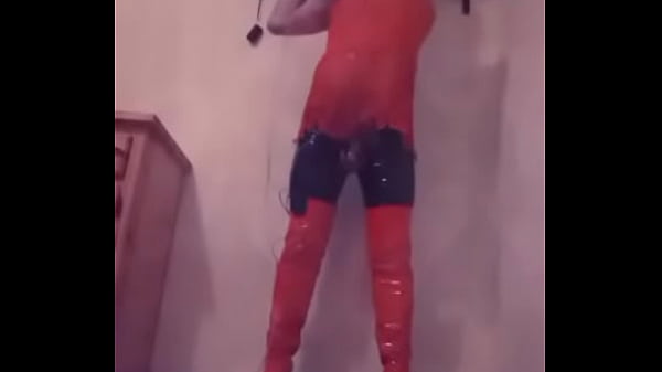 Selfbondage Dans Une Cage De Chasteté