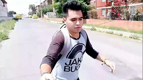 Joven skater disfruta de una espont&aacute;nea eyacula...