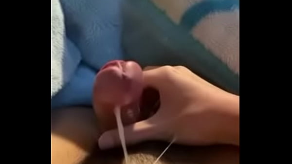 Un Garçon Serre Son Pénis Et Éjacule Dans Le Trou