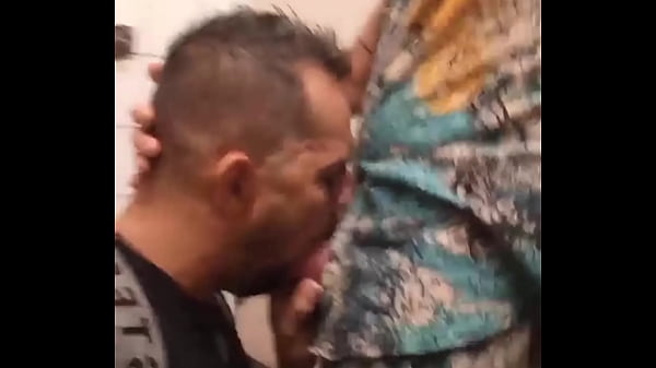 Entrei no banheiro e eles j&aacute; estavam se pegando...